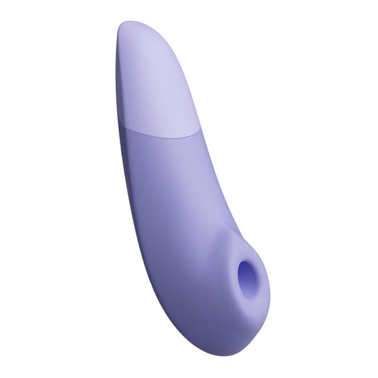 Womanizer Enhance lila, vista oblicua del cuerpo curvado con la abertura del cabezal visible sobre fondo blanco.
